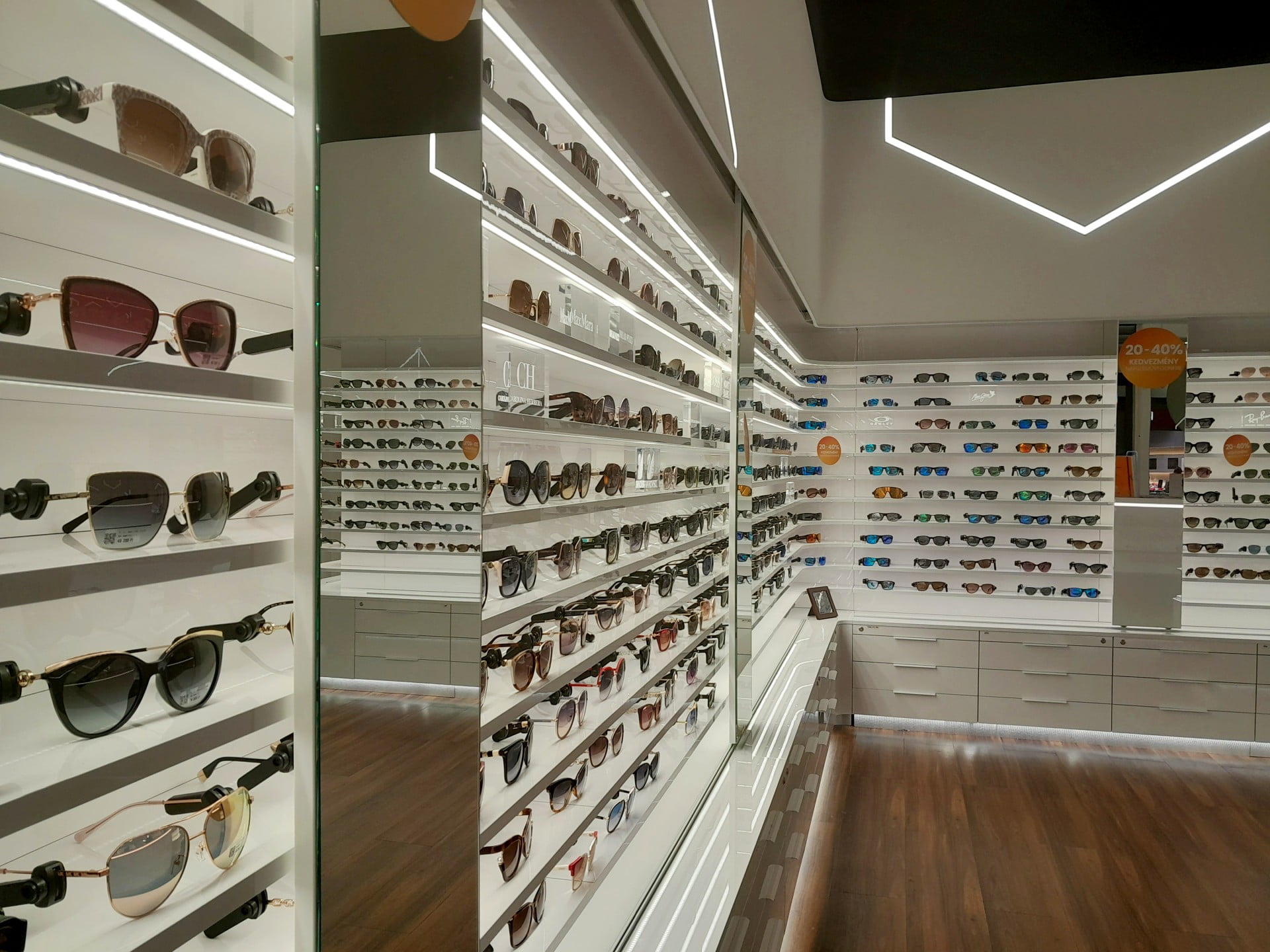 Luxus és prémium napszemüvegek széles választéka a Medicover Westend Optikában