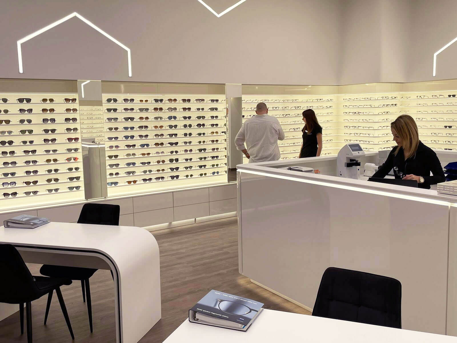 Luxus és prémium szemüvegkeretek és napszemüvegek széles választéka a Medicover Etele Optikában